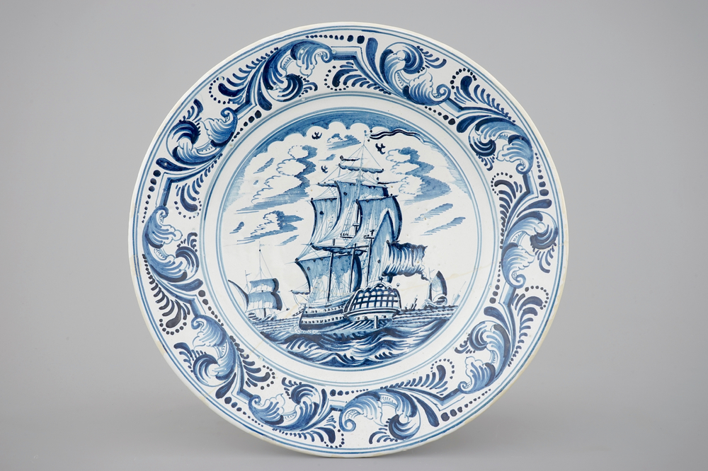 Un plat en bleu et blanc au d&eacute;cor d'un navire, Bolsward, la Frise, 18&egrave;me