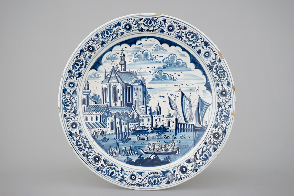 Un plat en bleu et blanc au d&eacute;cor d'un port frise, la Frise, 18&egrave;me