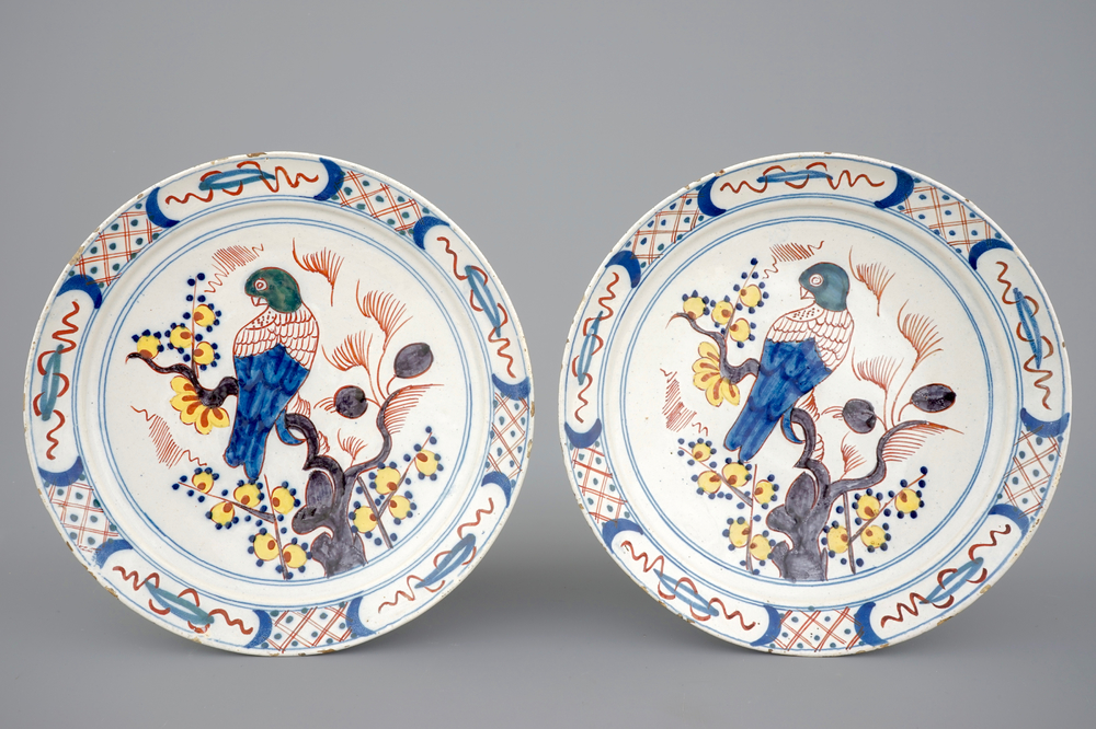 Een paar polychrome Delftse borden met papegaaien, 18e eeuw