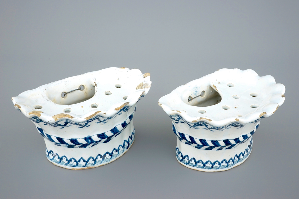 Een paar blauw-witte bloemenhouders, Rijsel, 18e eeuw