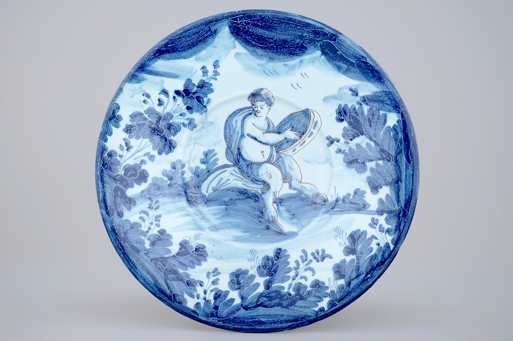 Un plat au d&eacute;cor d'un putto, Savone, Italie, 18&egrave;me