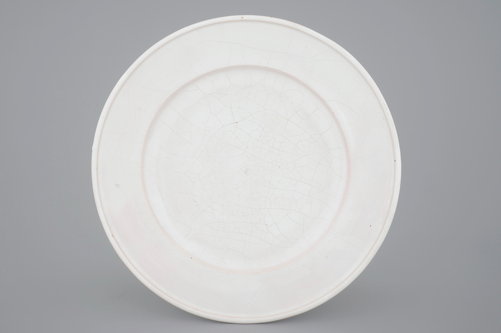 Un tr&egrave;s grand plat en fa&iuml;ence blanche de Delft, 17/18&egrave;me