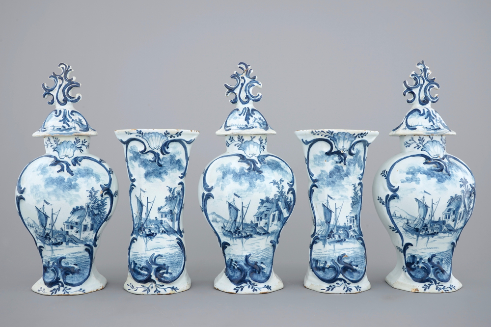 Une garniture de 5 vases en fa&iuml;ence de Delft bleu et blanc, 18&egrave;me