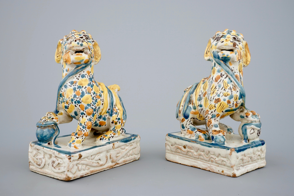 Une paire de lions en fa&iuml;ence polychrome de Talavera, Espagne, 18&egrave;me
