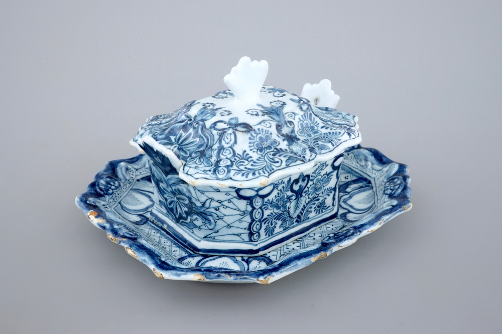 Een blauw-witte Delftse botervloot op schaal, 18e eeuw