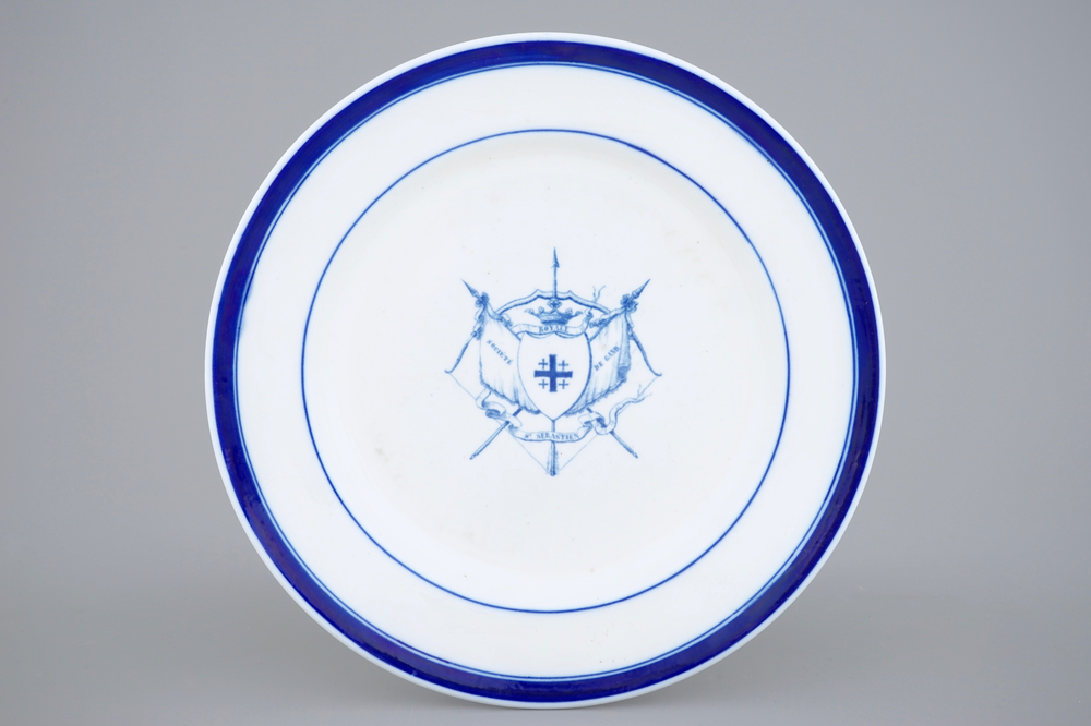 Une assiette en porcelaine de Tournai pour la Guilde de Saint-S&eacute;bastien &agrave; Gand, 18&egrave;me