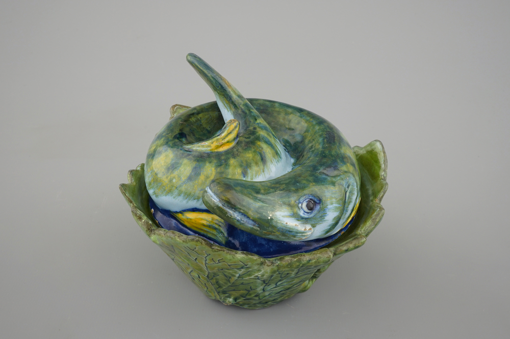 Une terrine en forme de poisson en fa&iuml;ence polychrome de Delft, 18&egrave;me