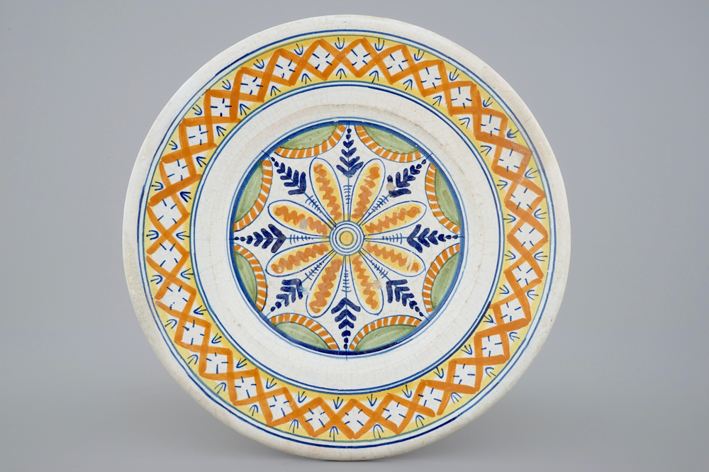 Een polychrome schotel met ornamentdecor, Harlingen, Friesland, vroeg 17e eeuw