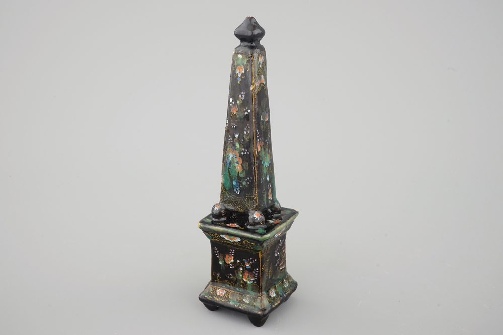 Un ob&eacute;lisque en noir de Delft, vers 1700
