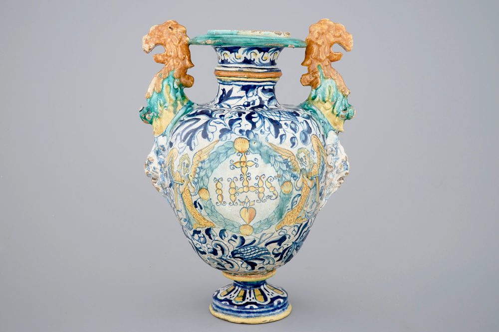 Een altaarvaas met a foglie decor en IHS-paneel in Antwerpse majolica, 16e eeuw