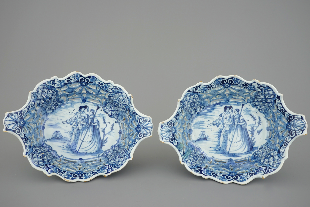 Une paire de paniers ajour&eacute;s en fa&iuml;ence de Delft bleu et blanc, 18&egrave;me