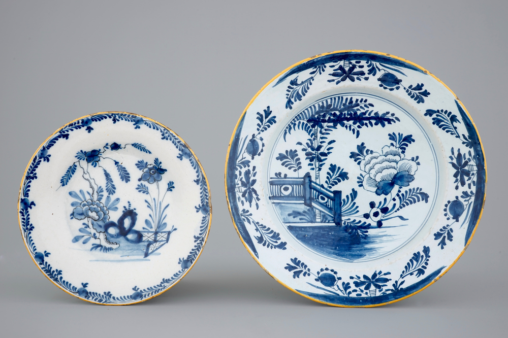 Deux assiettes en fa&iuml;ence de Delft bleu et blanc, 18&egrave;me