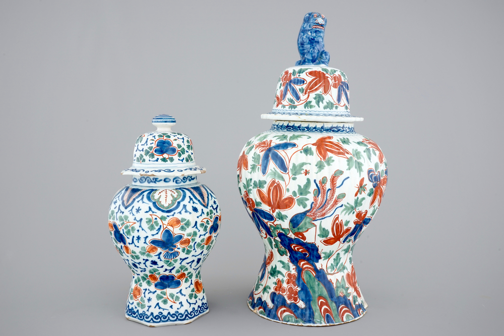 Un paire de vases en fa&iuml;ence de Delft de palette cachemire, 17/18&egrave;me