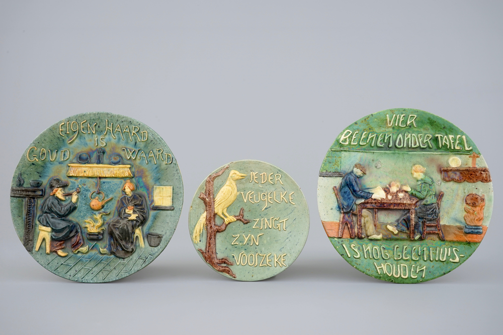 Een lot van 3 borden in Vlaams aardewerk, 20e eeuw