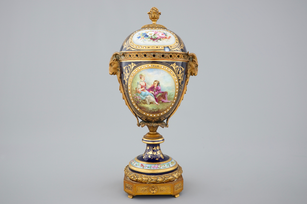 Un bol et son couvercle en porcelaine de S&egrave;vres, mont&eacute; en bronze, 19&egrave;me
