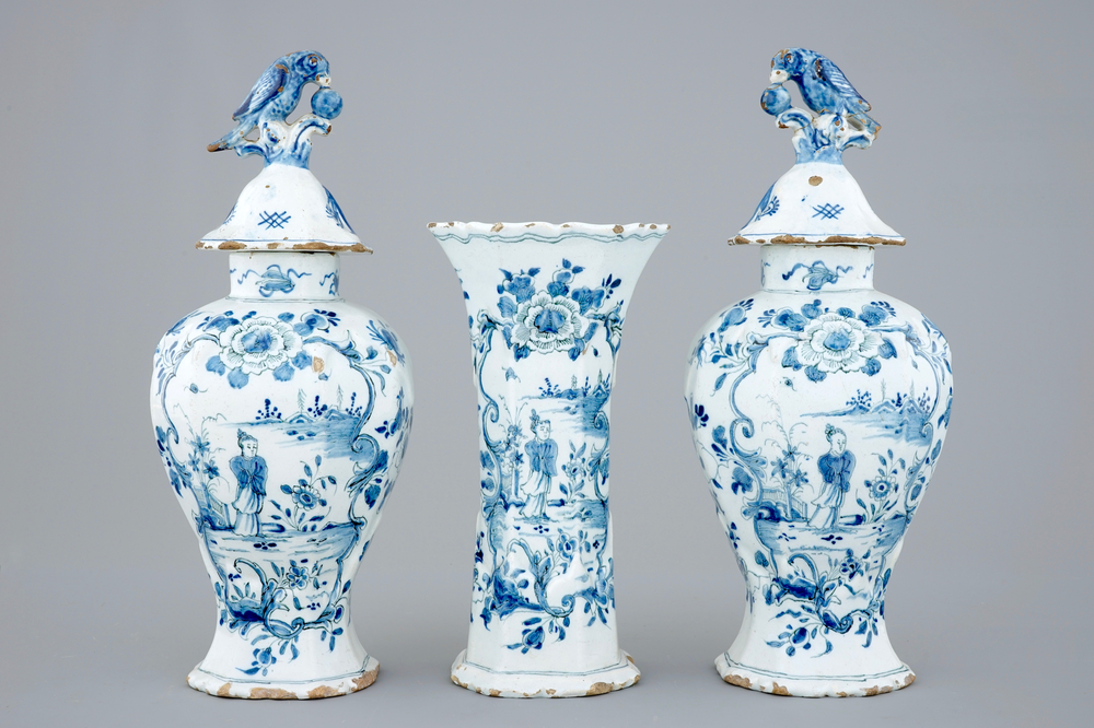 Een driedelig blauw-wit Delfts kaststel met chinoiserie decor, 18e eeuw