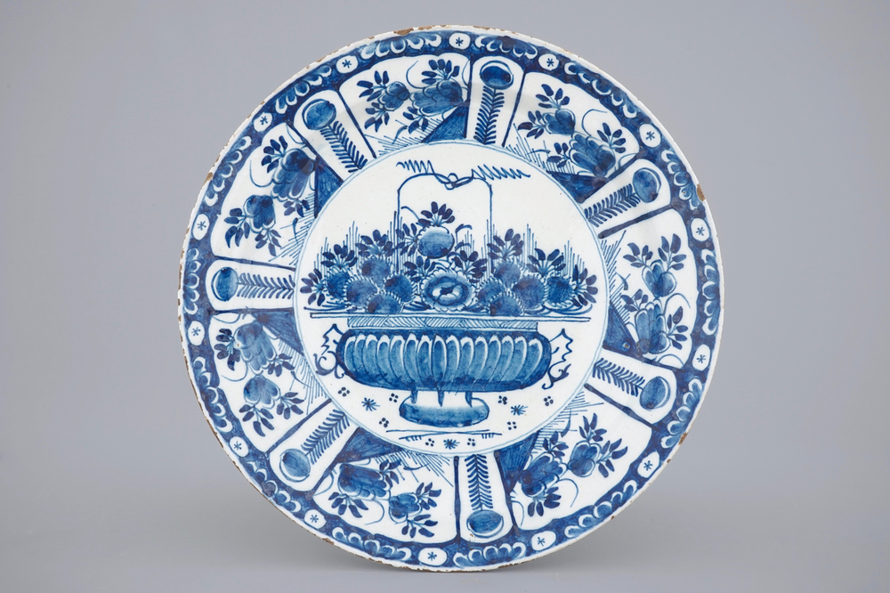 Un plat en fa&iuml;ence de Delft au d&eacute;cor d'un panier fleuri, d&eacute;but du 18&egrave;me