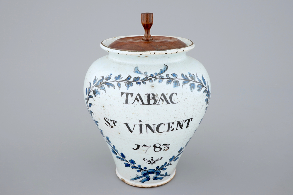 Un petit pot &agrave; tabac en fa&iuml;ence du Nord, 18&egrave;me