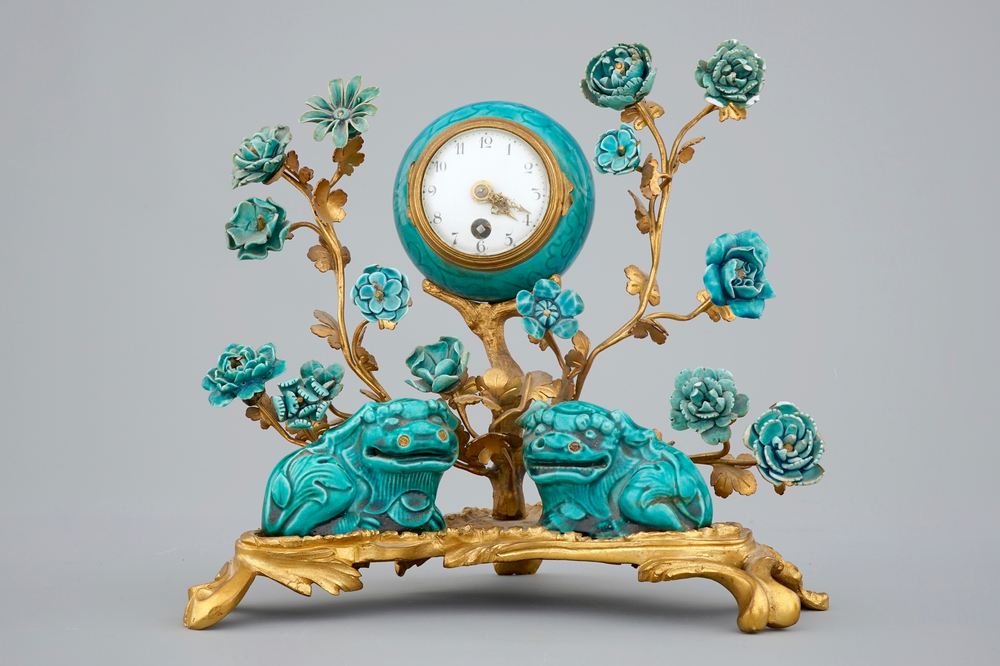 Une petite pendule de style Louis XV en porcelaine de Samon et bronze dor&eacute;, 19&egrave;me