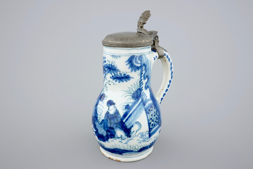 Een blauw-witte Delftse chinoiserie kroes met tinnen deksel, 17e eeuw