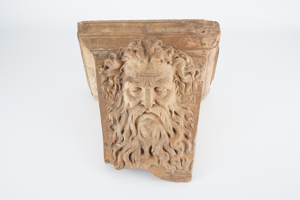 Een groot architecturaal terracotta fragment met Neptunus, Frankrijk, 17/18e eeuw