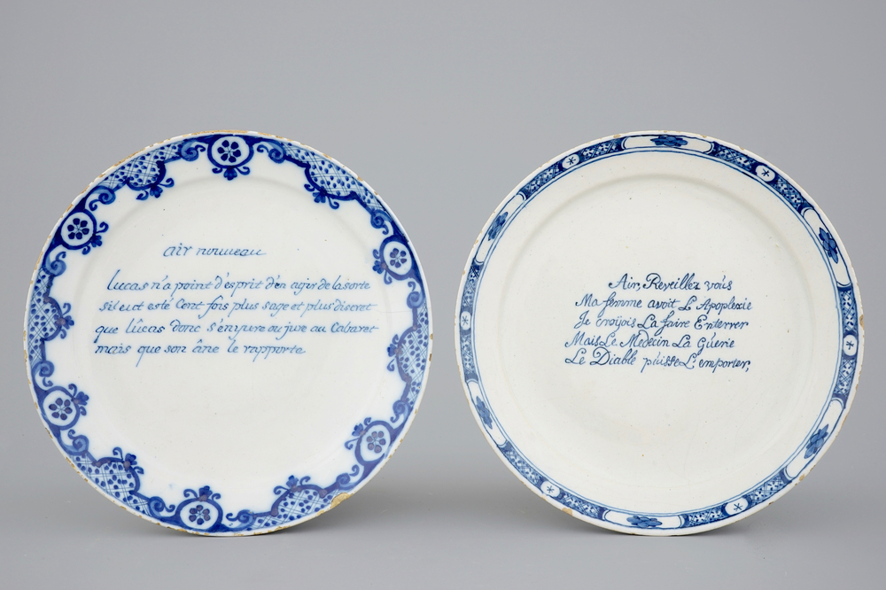 Deux assiettes parlantes en fa&iuml;ence de Delft pour le march&eacute; fran&ccedil;ais, 18&egrave;me