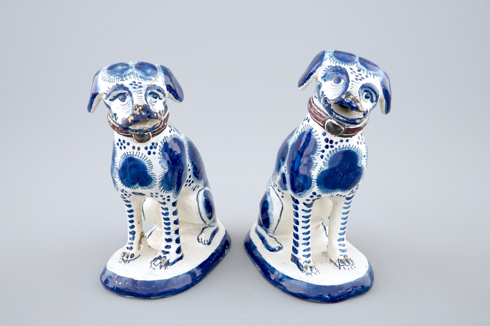 Une paire de chiens dat&eacute;s en fa&iuml;ence de Harlingen, la Frise, 1752