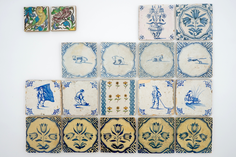 Een lot van 14 antieke blauw-witte en polychrome Delftse tegels, 17/19e eeuw