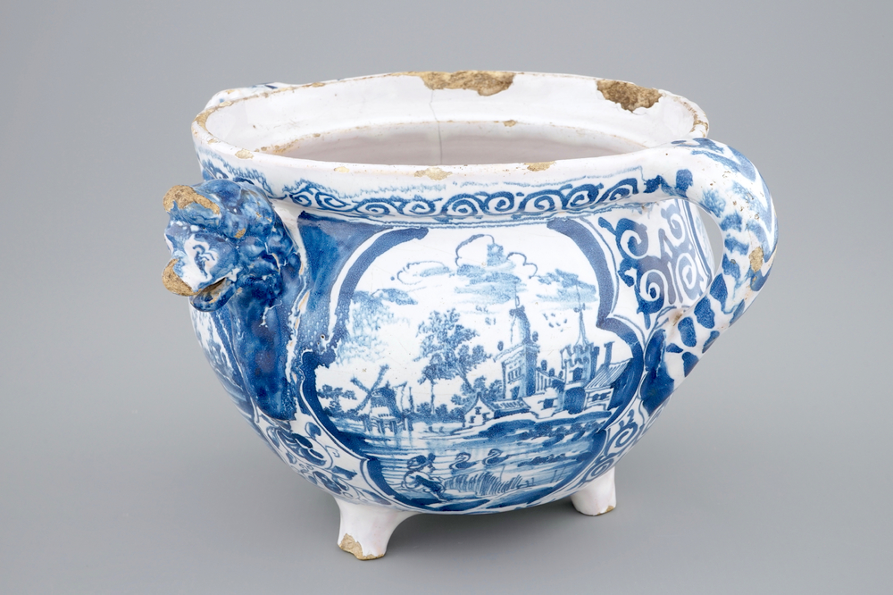 Un bol &agrave; verser au d&eacute;cor de paysages, Harlingen, la Frise, dat&eacute; 1708