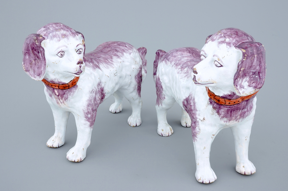 Une grande paire de chiens St. Bernard en fa&iuml;ence de Delft polychrome, 19&egrave;me