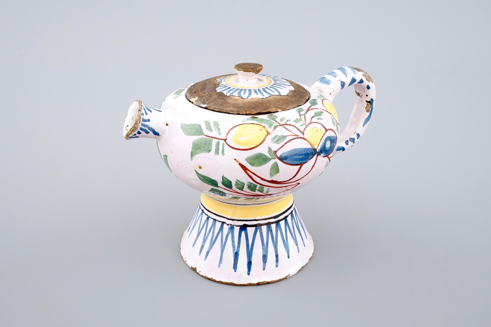 Un biberon en fa&iuml;ence de Delft polychrome, 18&egrave;me