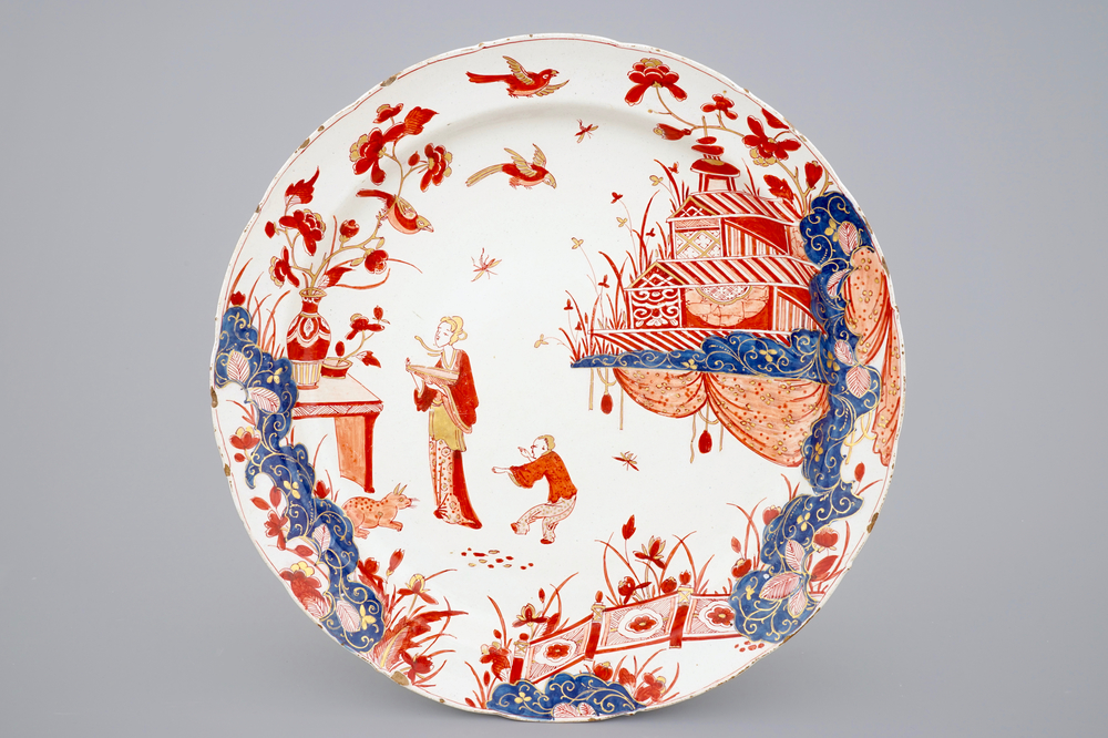 Un plat de taille exceptionelle en fa&iuml;ence de Delft dor&eacute;, 18&egrave;me