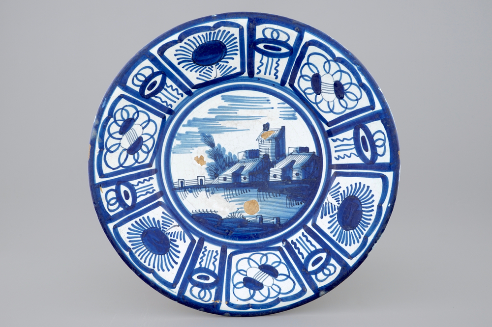 Un plat au paysage en majolique bleu et blanc de Harlingen, la Frise, d&eacute;but du 17&egrave;me