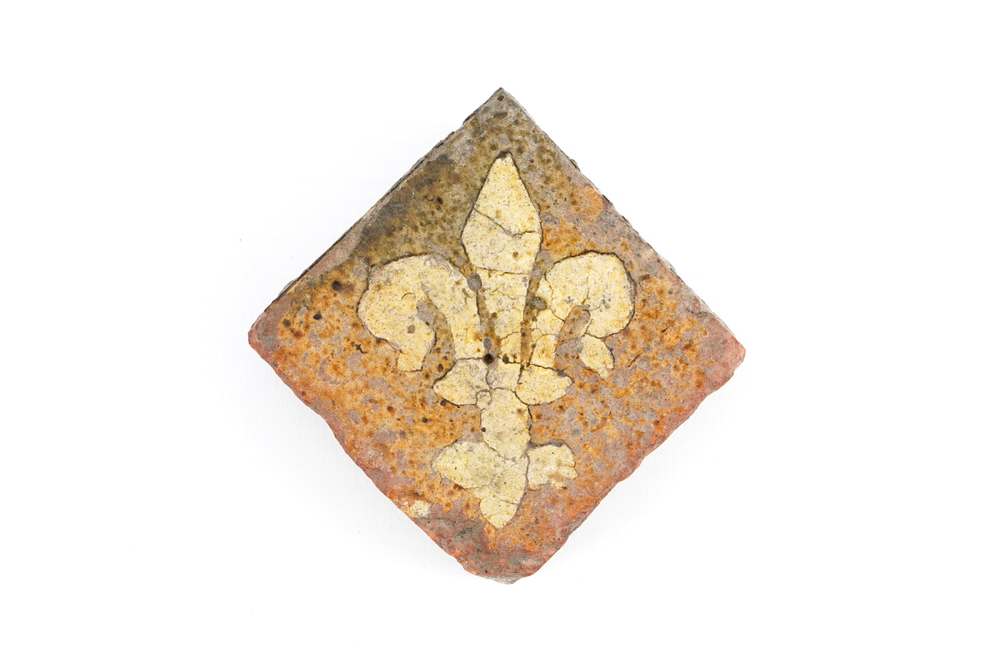 Un carreau m&eacute;di&eacute;val au d&eacute;cor de Fleur-de-Lys, probablement franco-flamand, 14&egrave;me