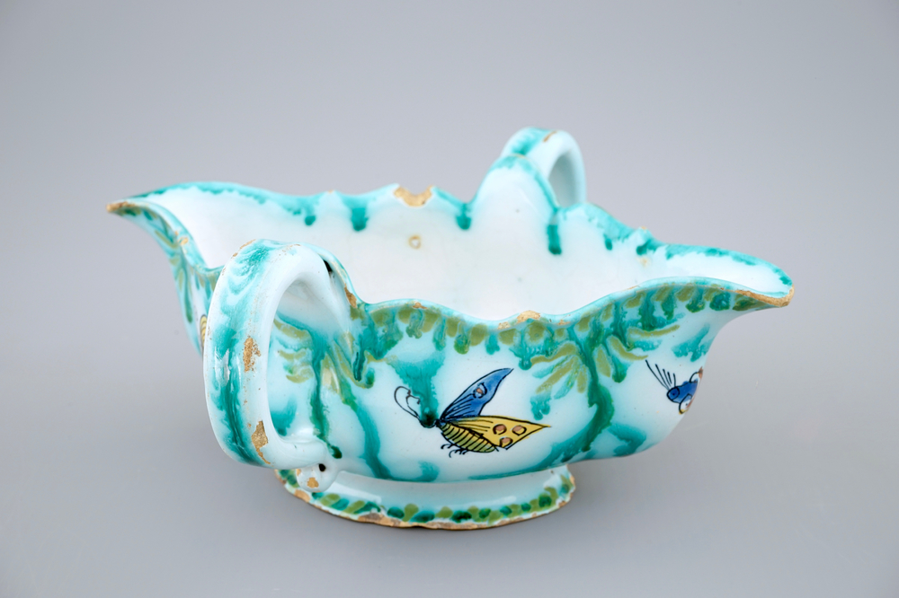 Une sauci&egrave;re en fa&iuml;ence de Bruxelles au d&eacute;cor de papillons, 18&egrave;me