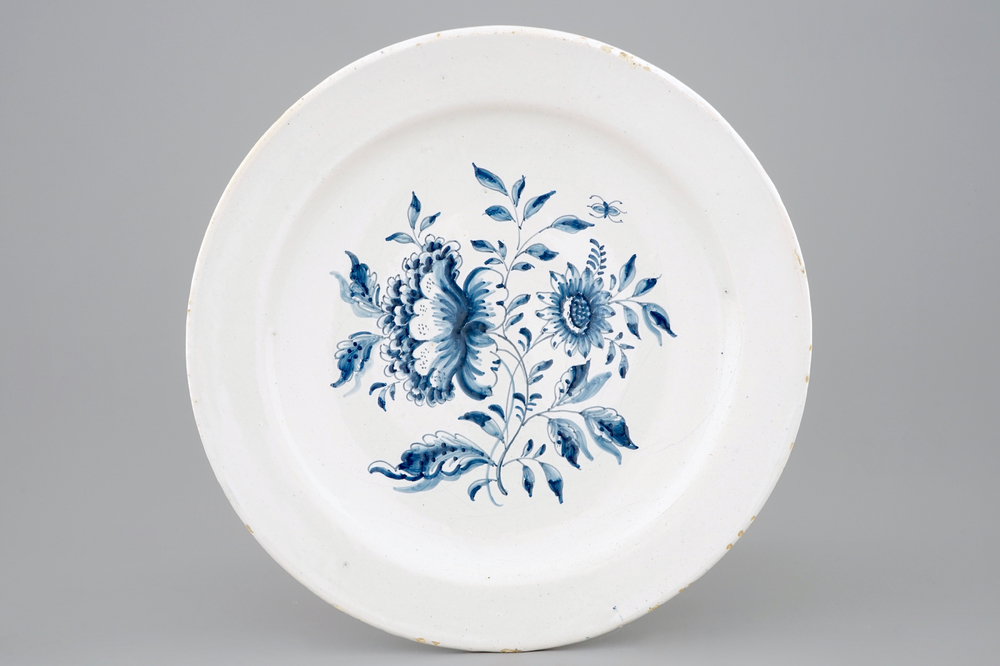 Un plat au d&eacute;cor floral en majolique bleu et blanc de Harlingen, la Frise, 18&egrave;me