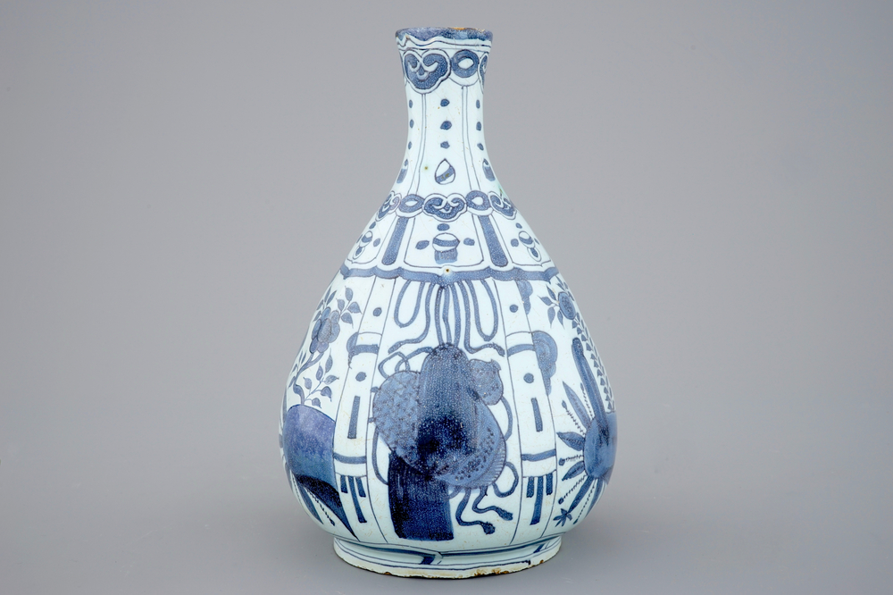 Un vase de forme bouteille en fa&iuml;ence de Delft au d&eacute;cor de chinoiserie, 17&egrave;me