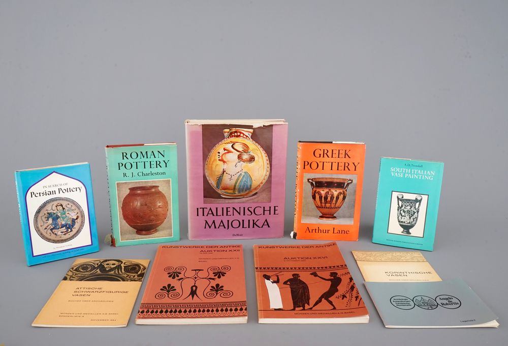 Un lot de 10 livres sur les c&eacute;ramiques d'Italie, Gr&egrave;ce et du Moyen-Orient
