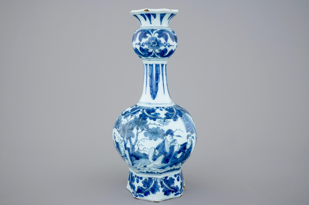 Un vase fa&iuml;ence de Delft bleu et blanc au d&eacute;cor de chinoiserie, 17e