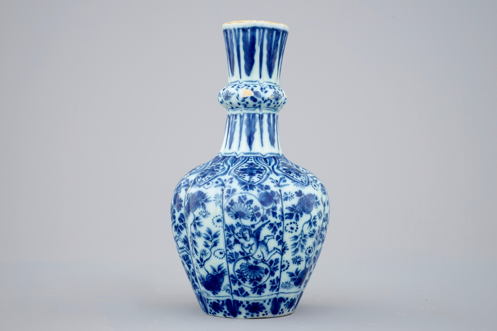 Een blauw-wit Delfts vaasje met vliegende putti, 18e eeuw