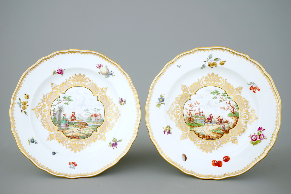 Une paire d'assiettes en porcelaine dor&eacute;e de Meissen, vers 1880