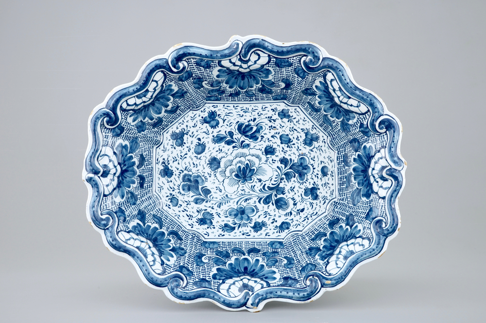 Un grand saladier en fa&iuml;ence de Delft bleu et blanc, 18&egrave;me