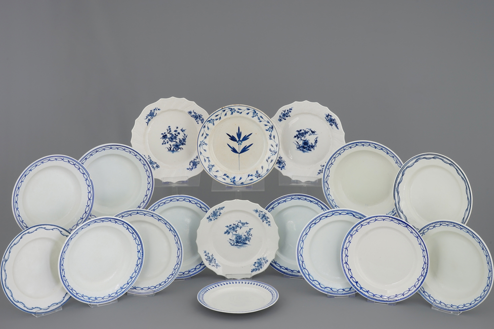 Un lot de 17 assiettes en porcelaine de Tournai, 18/19&egrave;me
