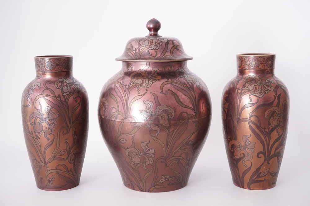 Een groot driedelig kaststel met lusterglazuur, Art Nouveau, Boch Fr&egrave;res K&eacute;ramis