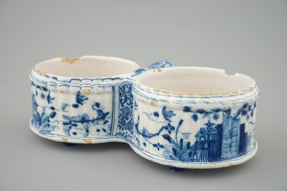 A Dutch Delft blue and white cruet set stand, 18th C.
