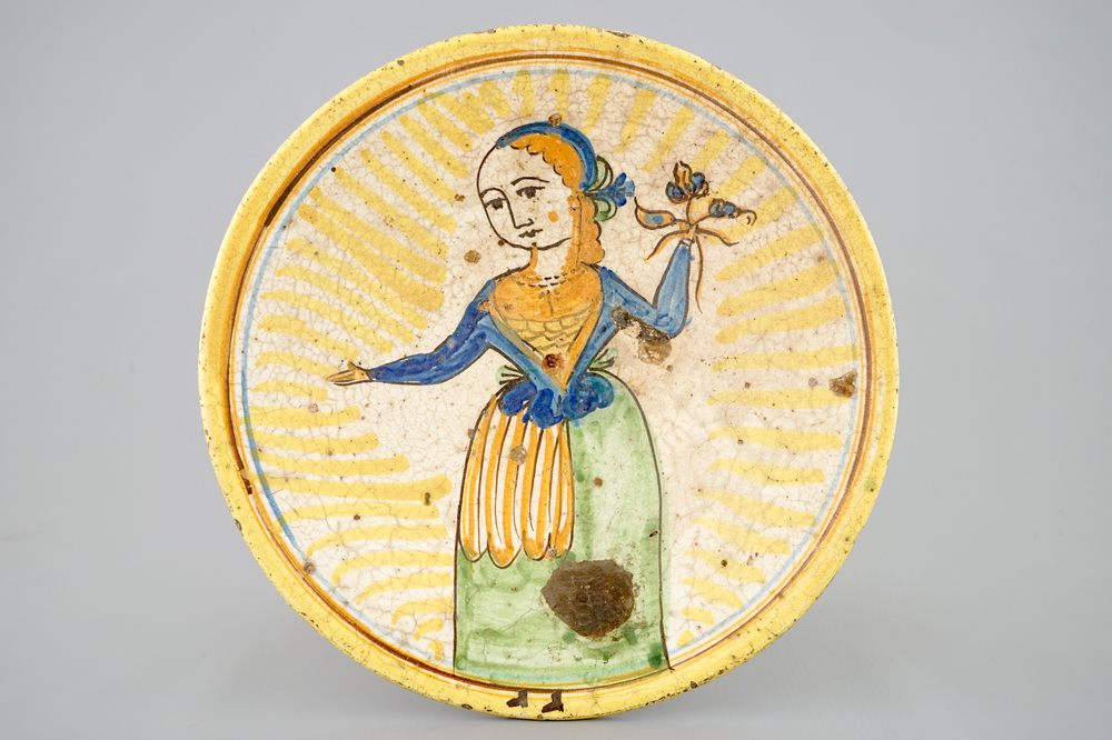 Un plat en majolique d'Hesdin au d&eacute;cor d'une paysanne, le Nord, 18&egrave;me