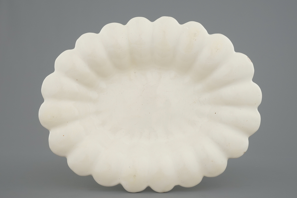 Un plat ovale godronn&eacute; en blanc de Delft, 17&egrave;me