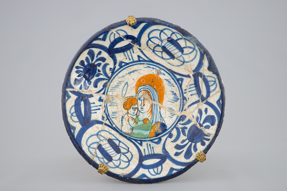 Une assiette en majolique de Haarlem au d&eacute;cor de la Vierge et l'Enfant, d&eacute;but du 17&egrave;me