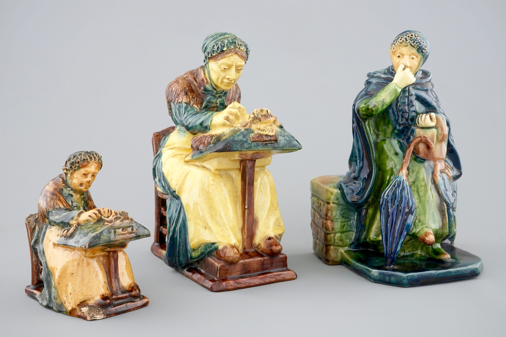 Deux denteli&egrave;res et une marchande en poterie flamande, d&eacute;but du 20&egrave;me