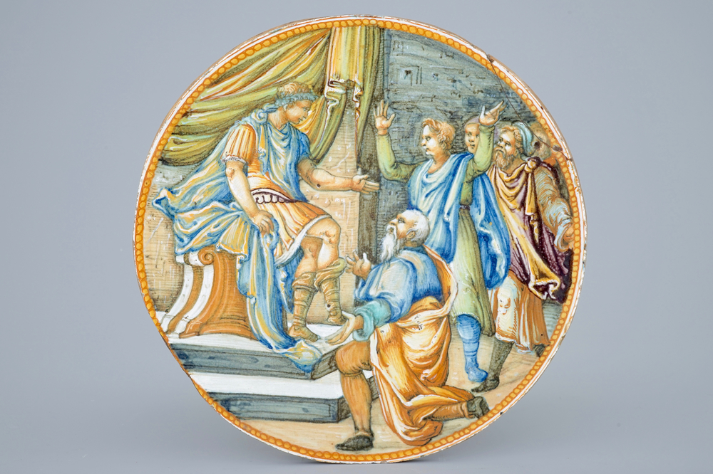 Een medaillon in Italiaanse majolica met "Istoriato" decor, Urbino, ca. 1560